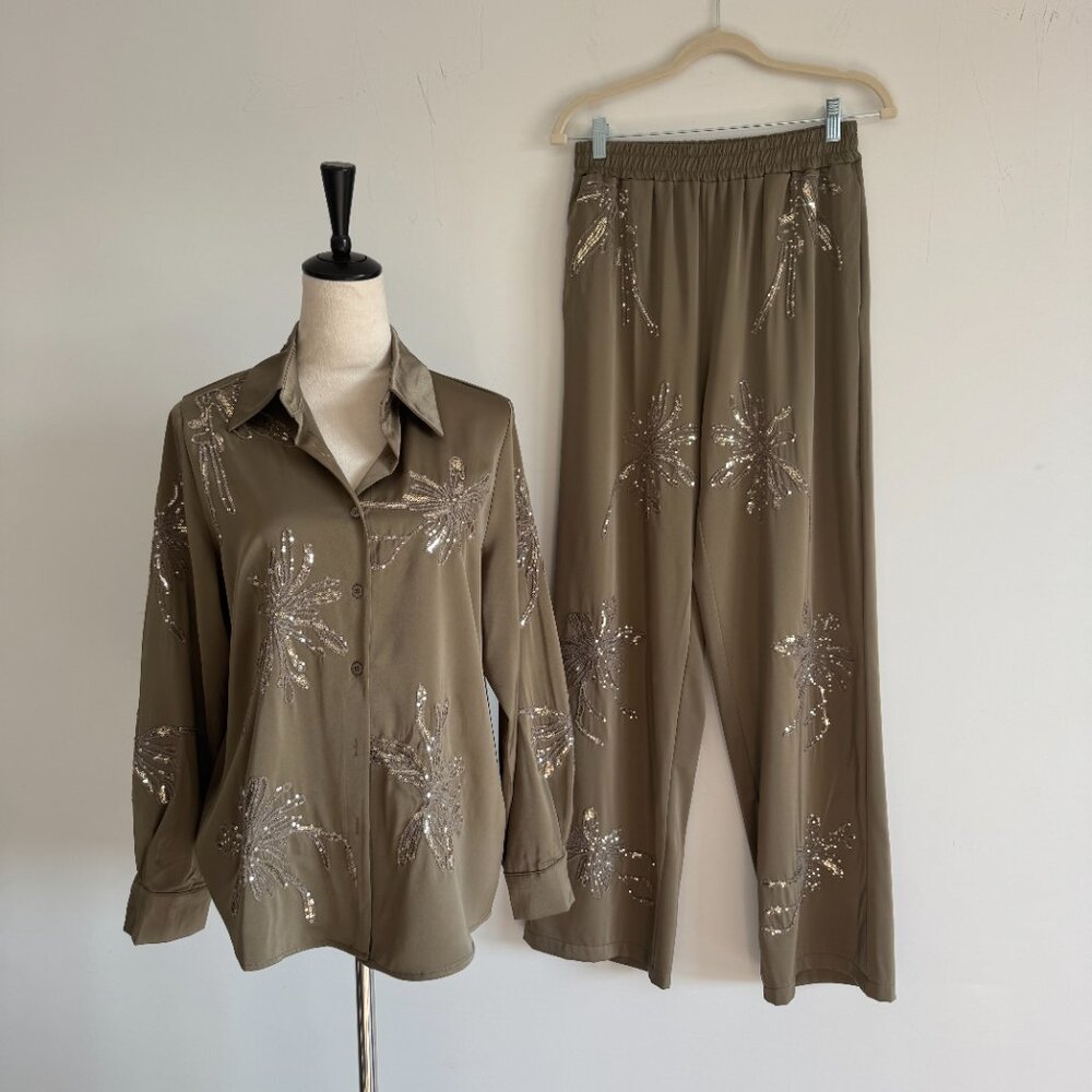 NWT Two Piece embroidered beaded pants and shirt in GREEN, Size M